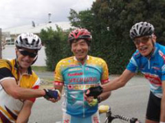 ゴールにて喜びの3人