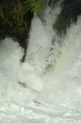 カイツナ川タンデム・カヤックで滝落ち